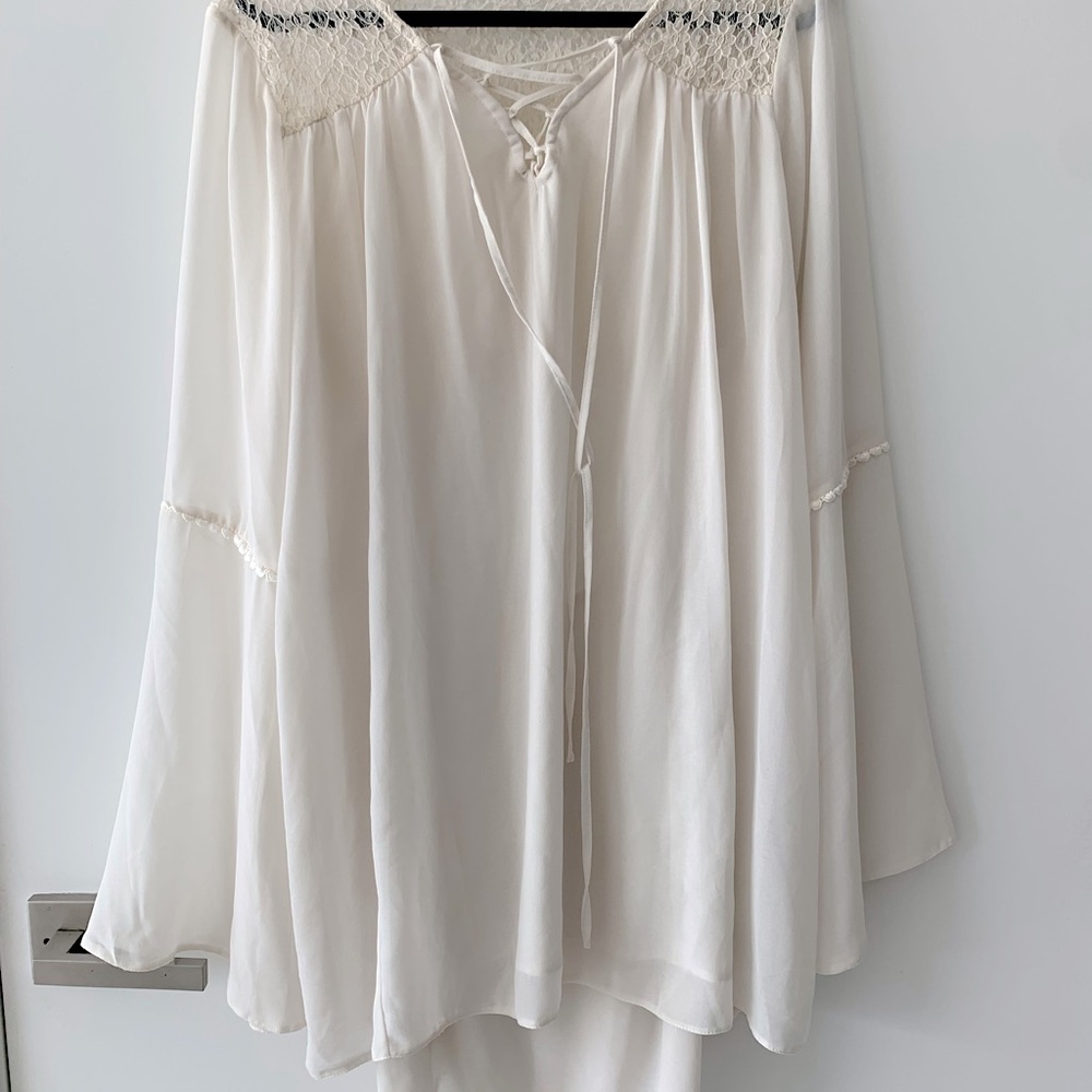 Lanidor White Lace Bell Sleeve Back Cut-Out Tunic